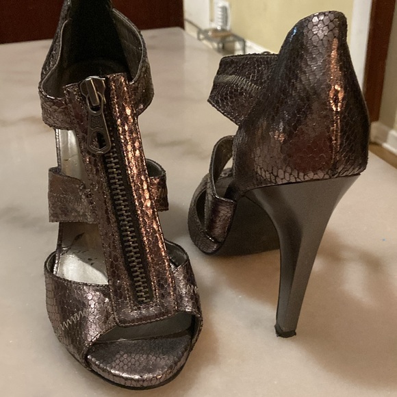 Metallic Heels with zipper on the front - Picture 6 of 6